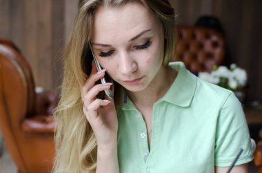 kadın cafede cep telefonunu kullanıyor