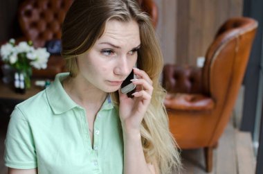 kadın cafede cep telefonunu kullanıyor