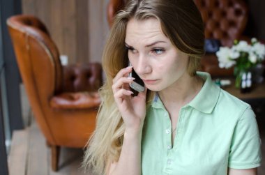 kadın cafede cep telefonunu kullanıyor