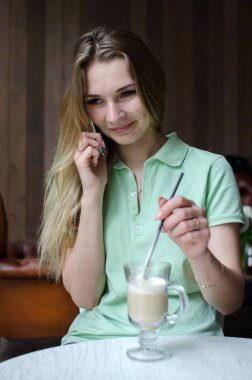 kadın cafede cep telefonunu kullanıyor