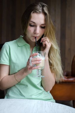 kadın cafede cep telefonunu kullanıyor