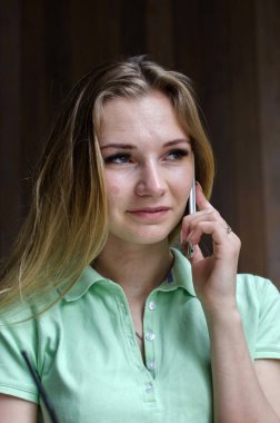 kadın cafede cep telefonunu kullanıyor