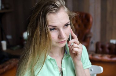 kadın cafede cep telefonunu kullanıyor