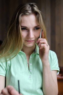 kadın cafede cep telefonunu kullanıyor