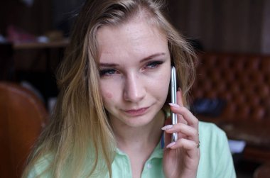 kadın cafede cep telefonunu kullanıyor