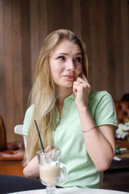 kadın cafede cep telefonunu kullanıyor