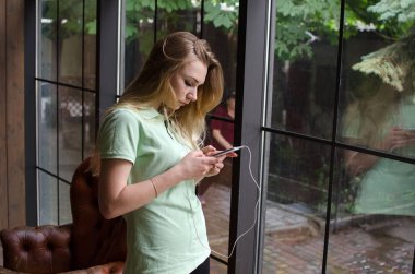 kadın kulaklık müzik dinlemek