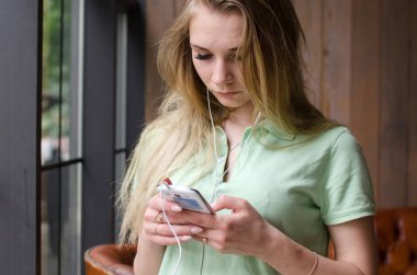 kadın kulaklık müzik dinlemek