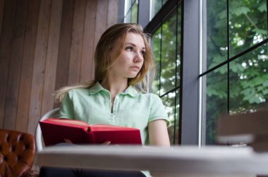kadın kafede bir kitap okuma