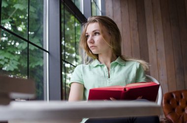 kadın kafede bir kitap okuma