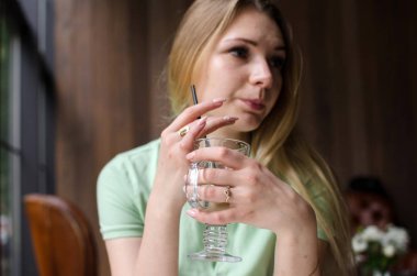 Kadın kafede kahve içiyor.