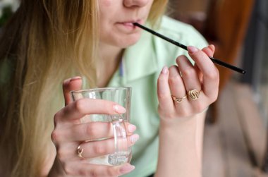 Kadın kafede kahve içiyor.