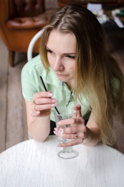 Kadın kafede kahve içiyor.