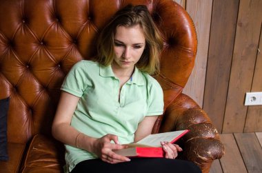 kadın kafede bir kitap okuma