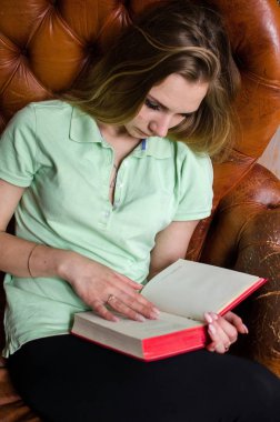 kadın kafede bir kitap okuma