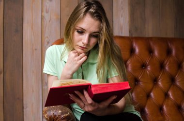 kadın kafede bir kitap okuma