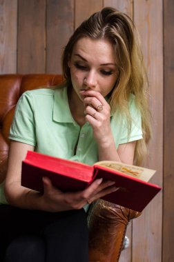 kadın kafede bir kitap okuma