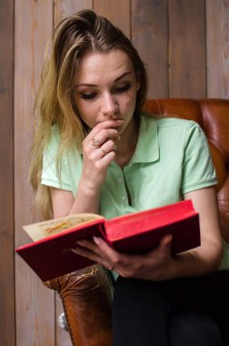 kadın kafede bir kitap okuma