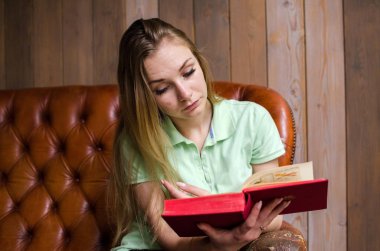 kadın kafede bir kitap okuma