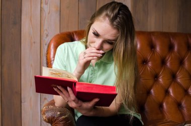 kadın kafede bir kitap okuma