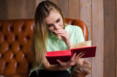 kadın kafede bir kitap okuma