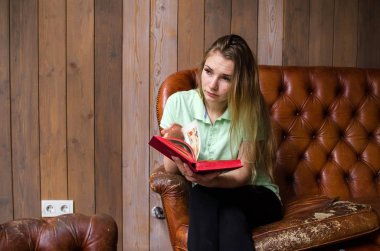 kadın kafede bir kitap okuma