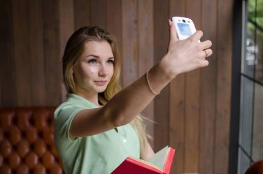 kadın arabada selfie yapıyor