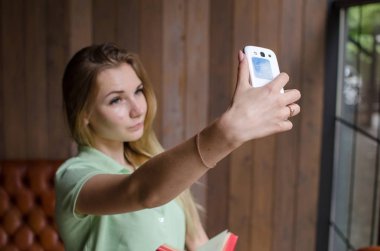 kadın arabada selfie yapıyor