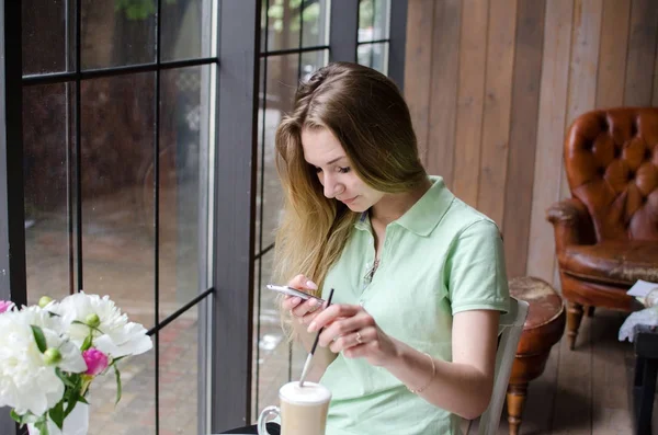 Nő segítségével a mobiltelefon, a kávézóban — Stock Fotó