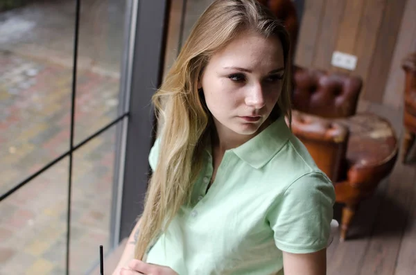 Молода жінка відпочиває в кафе — стокове фото