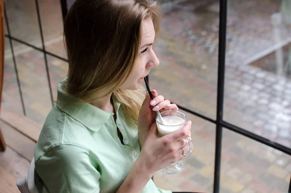 A nő kávét iszik a kávézóban. — Stock Fotó