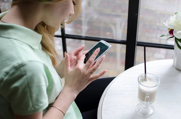 Nő használja a mobilját a kávézóban — Stock Fotó
