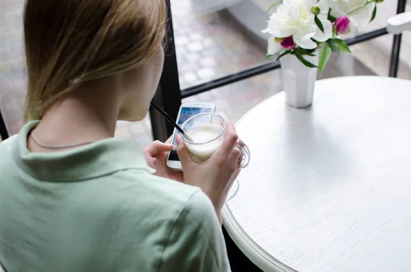 Nő használja a mobilját a kávézóban — Stock Fotó