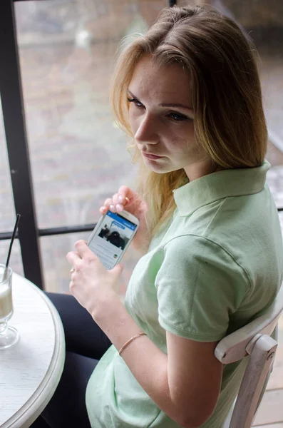 Mujer está usando su celular en la cafetería — Foto de Stock