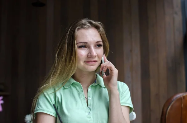 Mujer está usando su celular en la cafetería — Foto de Stock