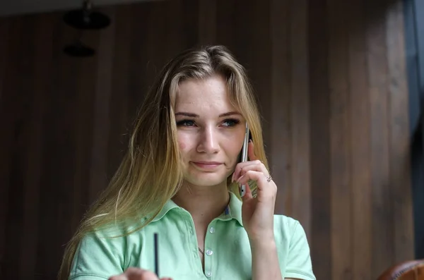 Mujer está usando su celular en la cafetería — Foto de Stock