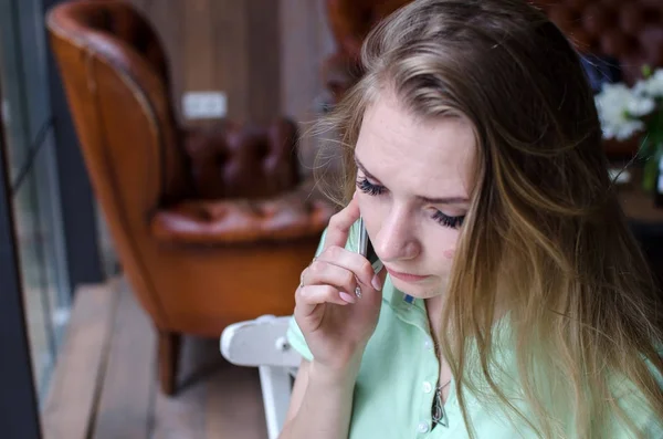 Mujer está usando su celular en la cafetería —  Fotos de Stock