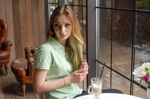 Woman is drinking coffee in the cafe — Stock Photo, Image