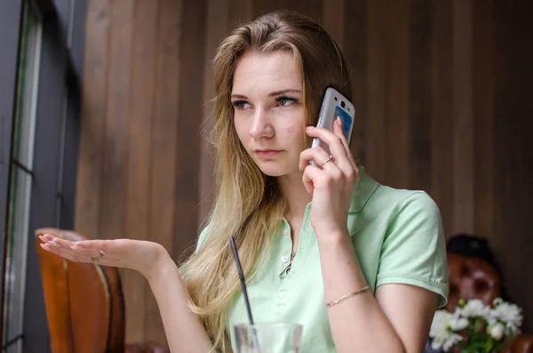 Mujer está usando su celular en la cafetería — Foto de Stock