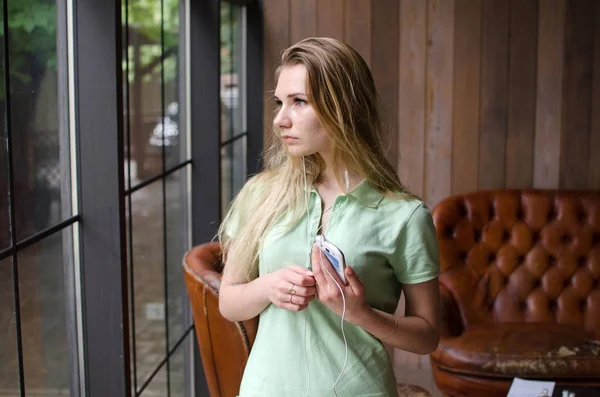 Mujer está escuchando música en los auriculares —  Fotos de Stock