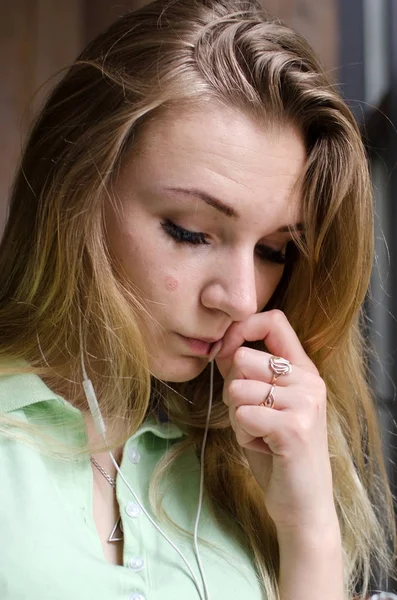 Mujer está escuchando música en los auriculares —  Fotos de Stock