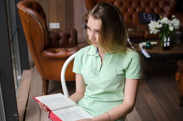 Mujer leyendo un libro en el café —  Fotos de Stock