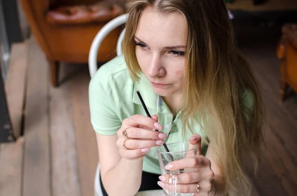 Kvinnan dricker kaffe på caféet. — Stockfoto