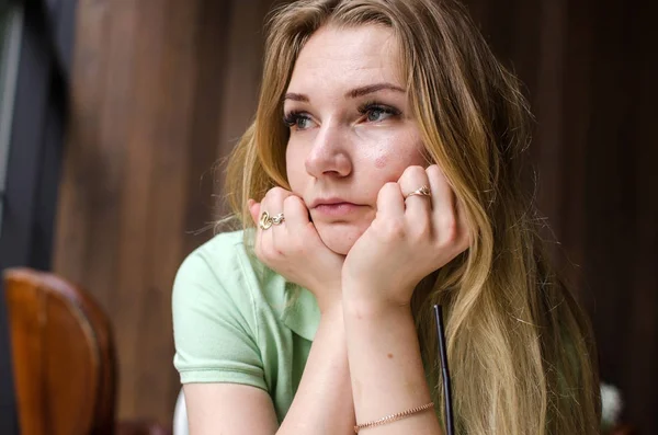 Молодая женщина отдыхает в кафе — стоковое фото