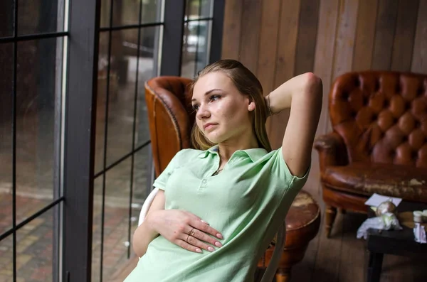 Mujer joven descansando en la cafetería —  Fotos de Stock