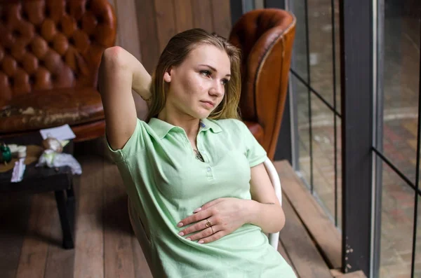 Ung kvinna vilar i caféet — Stockfoto