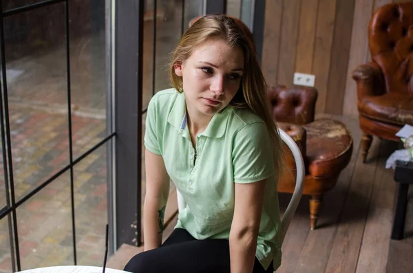 Jovem mulher descansando no café — Fotografia de Stock