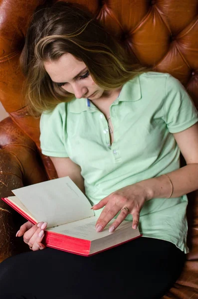 Frau liest im Café ein Buch — Stockfoto