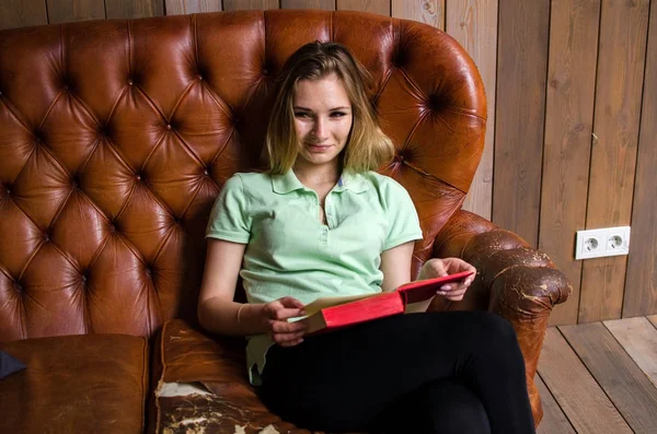 Kvinna läser en bok i kafé — Stockfoto