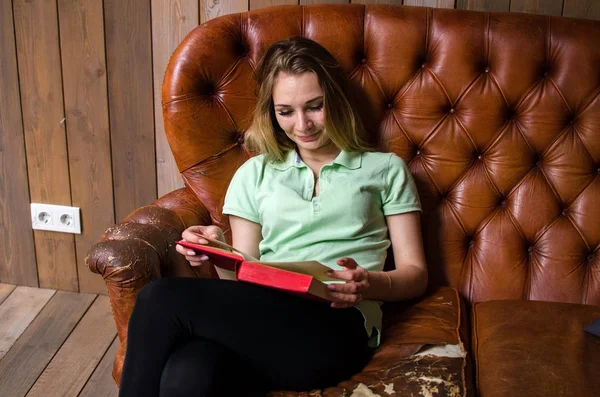 Kvinna läser en bok i kafé — Stockfoto